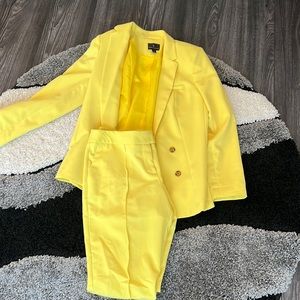 Yellow suit. Cheetah print buttons. Pleated pant stop at ankle